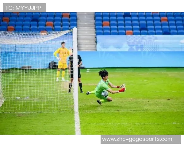 国家队足球比赛激战正酣球迷热情高涨期待精彩瞬间 国家队足球比赛激战正酣球迷热情高涨期待精彩瞬间